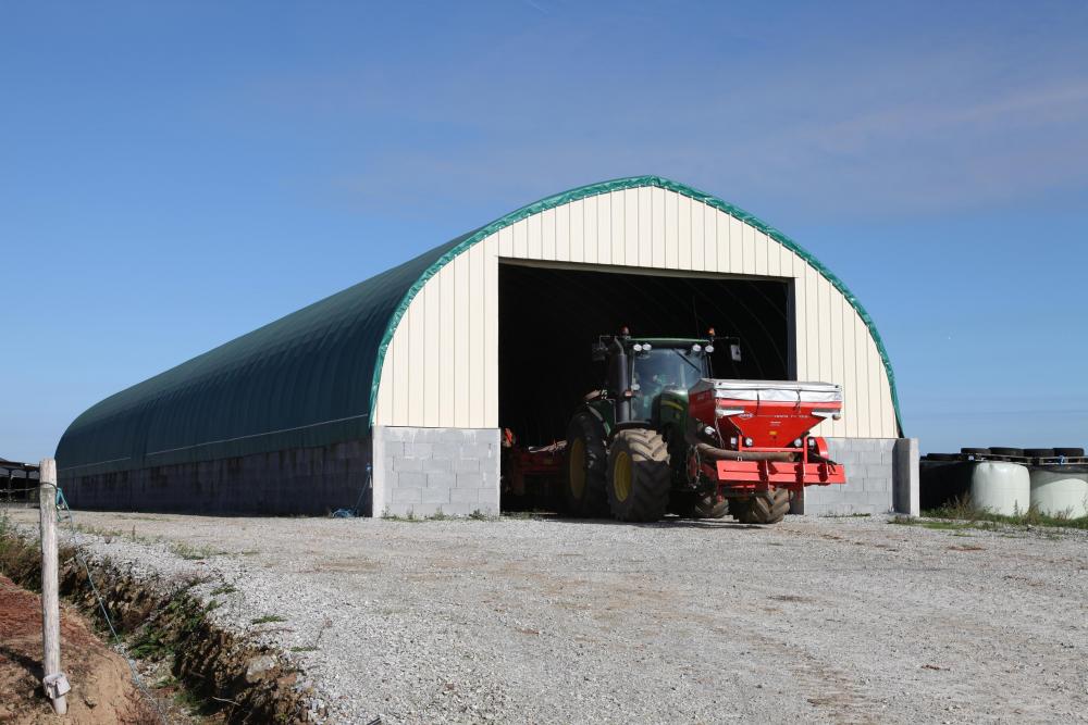 Grâce aux murets, le tunnel atteint près de 6,50m de hauteur. Tous les engins agricoles s’y entreposent facilement
