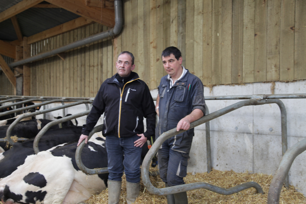 Pierre Leroy, technicien Cultivert et Jean Yves Péton, producteur de lait à Plabennec