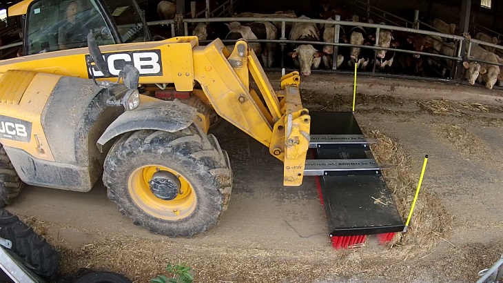 Le balai ActiSweep sur tracteur balai multi usages