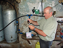 Personne utilisant kit de potabilisation de l'eau