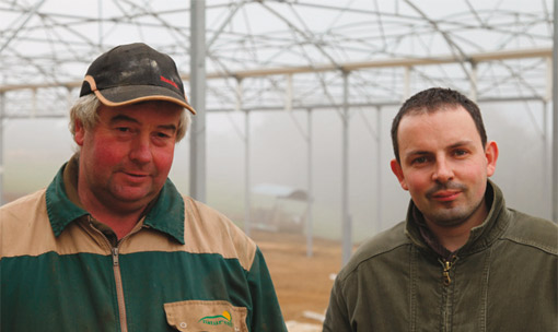 Yves Le Bihannic, éleveur laitier au Vieux Bourg avec Julien Amiry du Cultivert de Mûr de Bretagne. Yves Le Bihannic, éleveur laitier au Vieux Bourg avec Julien Amiry du Cultivert de Mûr de Bretagne.