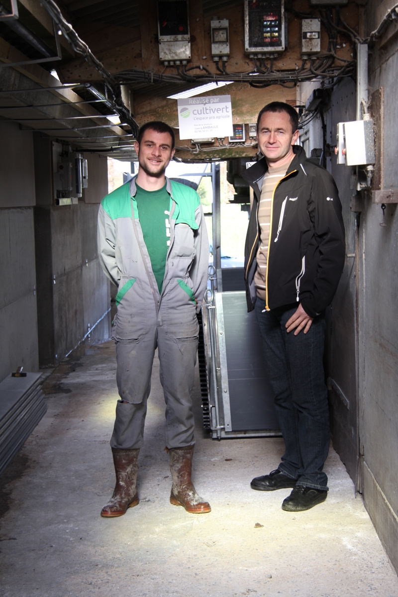 Alexandre Haquin éleveur et Patrick Briens, technicien Cultivert à Lamballe. bâtiments porc