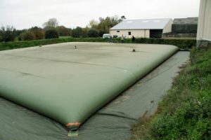 La membrane de la citerne résulte de l’assemblage d’une couche tissée interne qui résiste à l’étirement et d’un polymère externe résistant à l’abrasion chimique, aux UV et aux intempéries.
