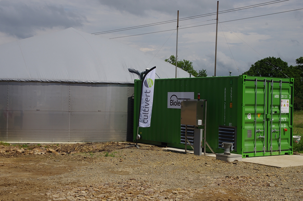 La production de biogaz est complémentaire de l’élevage. La micro-méthanisation est alimentée à partir d’effluents d’élevage et produit de l'électricité.